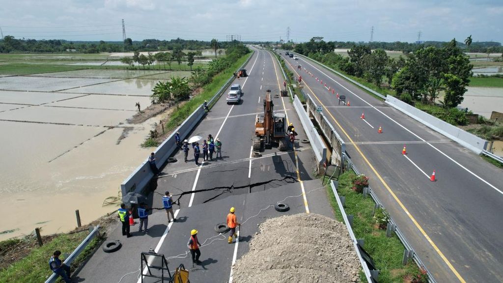 Perbaikan Jalan Tol Kualanamu arah Medan yang amblas akibat curah hujan tinggi, Sabtu (29/11/2025).